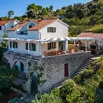 Tudor Mit Atemberaubender Aussicht By Interhome Bobovisca